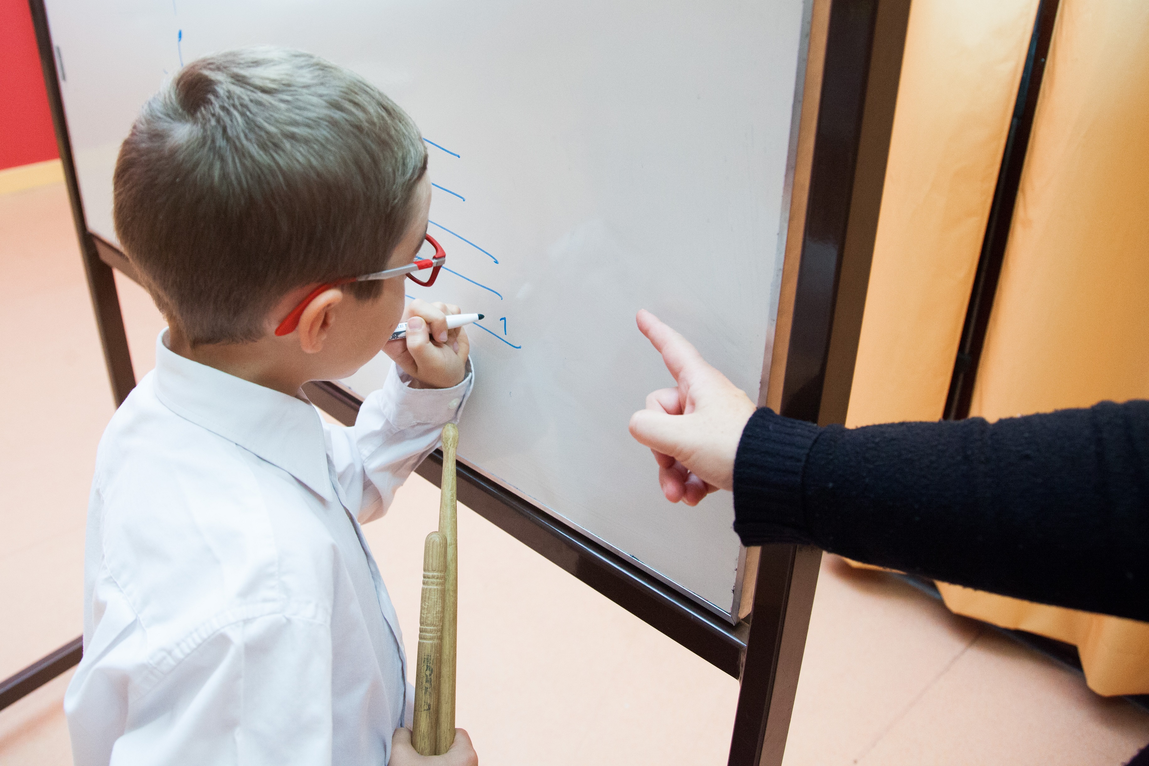 Un enfant au cours de solfege